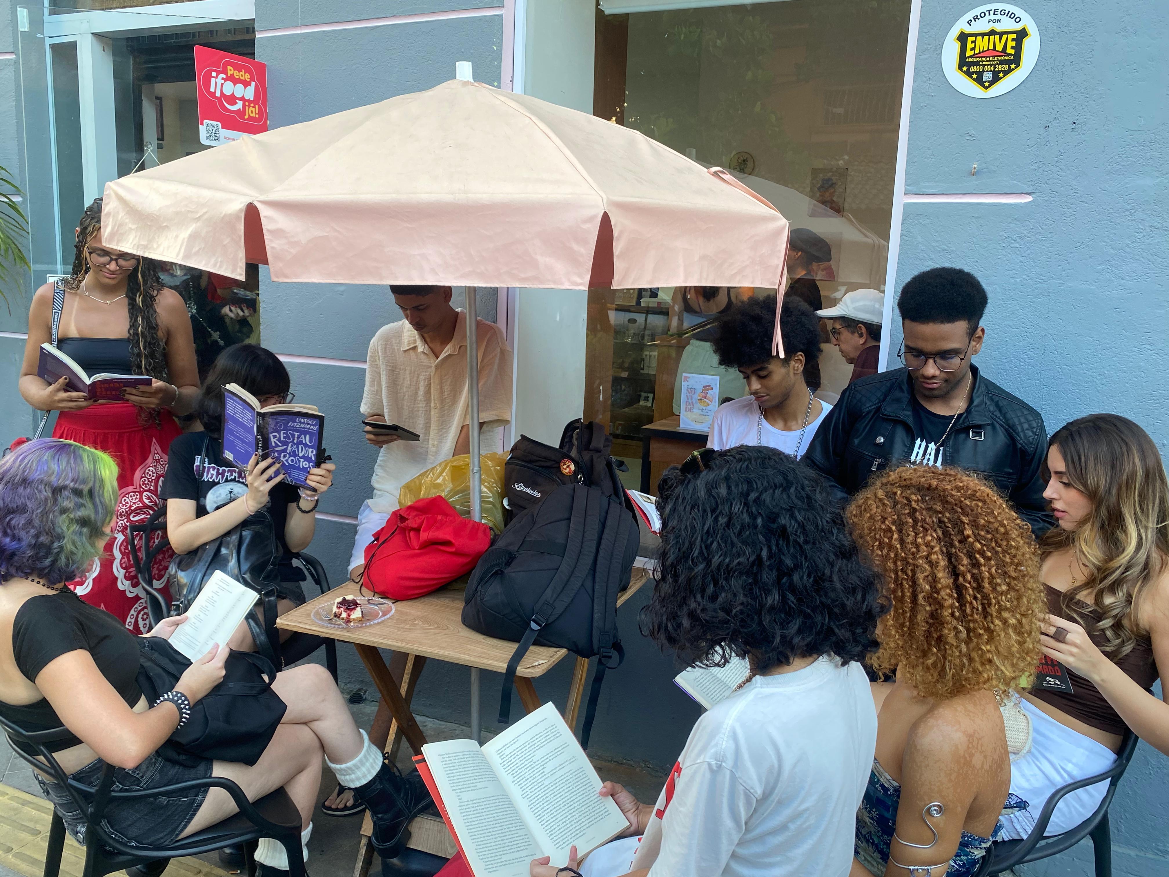Grupo diverso lendo em silêncio em um encontro em Salvador